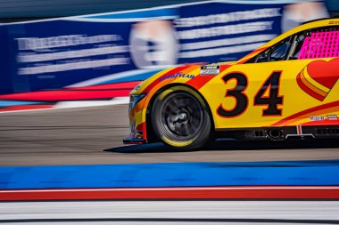 NASCAR Cup Serisi sürücüsü MICHAEL MCDOwell (34), Concord, NC 'deki Charlotte Motor Yarış Pisti' nde Bank of America ROVAL 400 'ün antrenman oturumunda virajlarda yarışır..