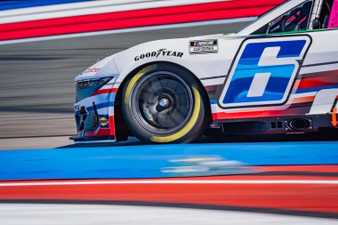 NASCAR Cup Serisi sürücüsü, BRAD KESELOWSKI (6), Concord, NC 'deki Charlotte Motor Yarış Pisti' nde Bank of America ROVAL 400 'ün antrenman oturumu sırasında virajlarda yarışır..