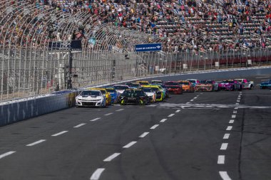 NASCAR Cup Serisi sürücüsü, Auckland, Yeni Zelanda 'dan SHANE VAN GISBERGEN (13), Concord, NC' deki Charlotte Motor Yarış Pisti 'nda Bank of America ROVAL 400 sırasında dönüşlerde yarışır..