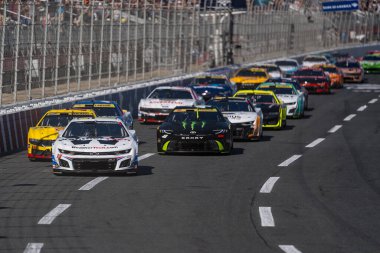 NASCAR Cup Serisi sürücüsü, Auckland, Yeni Zelanda 'dan SHANE VAN GISBERGEN (13), Concord, NC' deki Charlotte Motor Yarış Pisti 'nda Bank of America ROVAL 400 sırasında dönüşlerde yarışır..