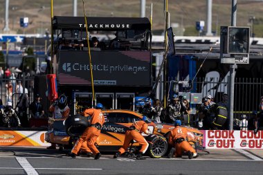 Monterrey, Meksika 'dan (MEX) DANIEL SUAREZ (99), Concord, NC' deki Charlotte Motor Yarış Pisti 'nde Bank of America ROVAL 400 sırasında servis için pit yolundan geliyor..