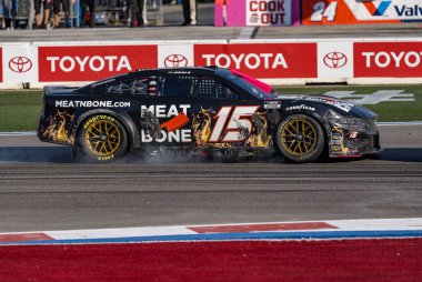 NASCAR Cup Serisi sürücüsü, Westborough 'dan KAZ GRALA (15), MA Concord, NC' deki Charlotte Motor Yarış Pisti 'nde Bank of America ROVAL 400 sırasında virajlarda yarışır..