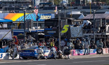 Elk Grove, CA 'dan KYLE LARSON (5), Amerikan Bankası ROVAL 400' de hizmet için Concord, NC 'deki Charlotte Motor Yarış Pisti' ne gelir..