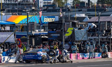 Elk Grove, CA 'dan KYLE LARSON (5), Amerikan Bankası ROVAL 400' de hizmet için Concord, NC 'deki Charlotte Motor Yarış Pisti' ne gelir..