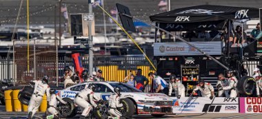 Rochester Hills, Michigan 'dan BRAD KESELOWSKI (6), Concord, NC' deki Charlotte Motor Yarış Pisti 'nde Bank of America ROVAL 400 sırasında servis için çukur yolundan geliyor..