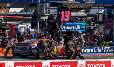 Mayetta, NJ 'den MARTIN TRUEX JR (19), Amerikan Bank of America ROVAL 400 sırasında Concord, NC' deki Charlotte Motor Yarış Pisti 'nde servis için çukur yolundan gelir..