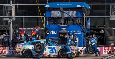 Kannapolis, NC 'den DANIEL HEMRIC (31), Concord, NC' deki Charlotte Motor Yarış Pisti 'nde Bank of America ROVAL 400 sırasında servis için pit yolundan geliyor..