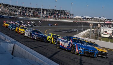 NASCAR Cup Serisi sürücüsü, Elk Grove, CA 'dan KYLE LARSON (5), Concord, NC' deki Charlotte Motor Yarış Pisti 'nde Bank of America ROVAL 400 sırasında virajlarda yarışır..
