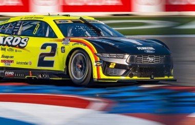 NASCAR Cup Serisi sürücüsü, Mooresville, NC 'den AUSTIN CINDRIC (2), Concord, NC' deki Charlotte Motor Yarış Pisti 'nde Bank of America ROVAL 400 sırasında virajlarda yarışır..