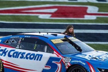 NASCAR Cup Serisi sürücüsü, Elk Grove, CA 'dan KYLE LARSON (5), Concord, NC' deki Charlotte Motor Yarış Pisti 'nde Bank of America ROVAL 400 için kazandığı zaferi kutluyor..