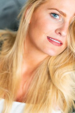 Muhteşem bir sarışın model işten önce evde vakit geçirmekten hoşlanıyor.