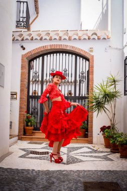 Çarpıcı İspanyol modeli, Frigiliana sokaklarında geleneksel kıyafetlerini sergiliyor..