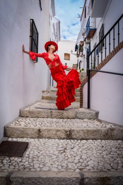 Çarpıcı İspanyol modeli, Frigiliana sokaklarında geleneksel kıyafetlerini sergiliyor..