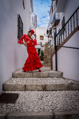 Çarpıcı İspanyol modeli, Frigiliana sokaklarında geleneksel kıyafetlerini sergiliyor..