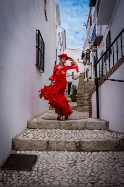 Çarpıcı İspanyol modeli, Frigiliana sokaklarında geleneksel kıyafetlerini sergiliyor..