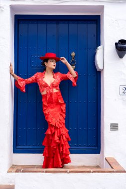 Çarpıcı İspanyol modeli, Frigiliana sokaklarında geleneksel kıyafetlerini sergiliyor..