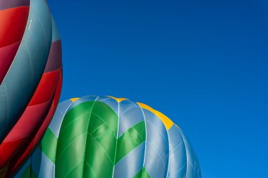 Tüm şekil ve renklerden oluşan canlı hava balonları açık mavi gökyüzüne doğru süzülür ve canlı bir sonbahar balonu festivalinde havayı heyecanla doldurur. Mevsimin güzelliğine karşı sahne nefes kesici..