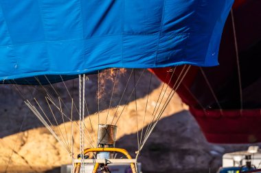 Tüm şekil ve renklerden oluşan canlı hava balonları açık mavi gökyüzüne doğru süzülür ve canlı bir sonbahar balonu festivalinde havayı heyecanla doldurur. Mevsimin güzelliğine karşı sahne nefes kesici..