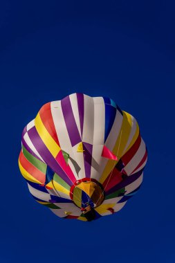 Tüm şekil ve renklerden oluşan canlı hava balonları açık mavi gökyüzüne doğru süzülür ve canlı bir sonbahar balonu festivalinde havayı heyecanla doldurur. Mevsimin güzelliğine karşı sahne nefes kesici..