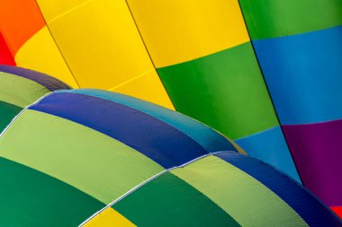 Tüm şekil ve renklerden oluşan canlı hava balonları açık mavi gökyüzüne doğru süzülür ve canlı bir sonbahar balonu festivalinde havayı heyecanla doldurur. Mevsimin güzelliğine karşı sahne nefes kesici..