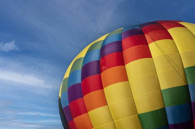 Tüm şekil ve renklerden oluşan canlı hava balonları açık mavi gökyüzüne doğru süzülür ve canlı bir sonbahar balonu festivalinde havayı heyecanla doldurur. Mevsimin güzelliğine karşı sahne nefes kesici..