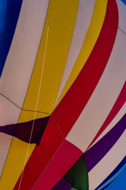 Tüm şekil ve renklerden oluşan canlı hava balonları açık mavi gökyüzüne doğru süzülür ve canlı bir sonbahar balonu festivalinde havayı heyecanla doldurur. Mevsimin güzelliğine karşı sahne nefes kesici..