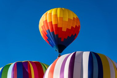 Tüm şekil ve renklerden oluşan canlı hava balonları açık mavi gökyüzüne doğru süzülür ve canlı bir sonbahar balonu festivalinde havayı heyecanla doldurur. Mevsimin güzelliğine karşı sahne nefes kesici..