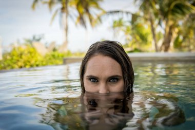 Genç bikini modeli sıcak güneşte lüks, serin havuz, Yucatan Meksika tatili.