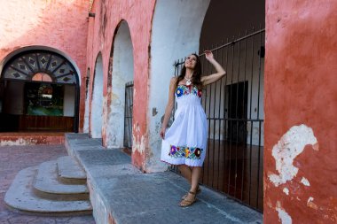 Göz kamaştırıcı genç bir gezgin Meksika 'nın canlı caddeleri Telchec' i keşfediyor, renkli mimari ve nefes kesici manzaranın tadını çıkarıyor, unutulmaz pozlar yakalıyor..