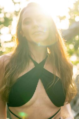 Çarpıcı bir model Orta Meksika 'nın mangrov tarlalarını güzel bir tatil pozuyla süsledi, doğal güzelliği sakin bir çevreyle harmanladı..