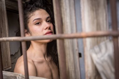 Muhteşem çıplak İspanyol modeli harap olmuş çiftlik evinin ortasında poz veriyor, İspanyol kırsalındaki kırsal güzelliği somutlaştırıyor..