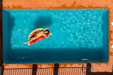 Büyüleyici İspanyol güzelliği Avrupa güneşinde lüks içinde yüzüyor, yukarıdan sakin bir an..