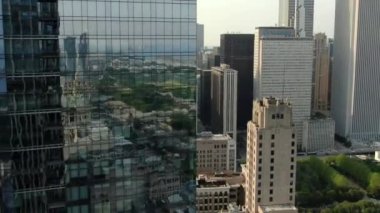 Chicago 'nun hava manzarası, Michigan Gölü' nün mavi alanına karşı Willis Kulesi de dahil olmak üzere gökdelenlerden oluşan canlı bir siluet sergiliyor. Şebeke benzeri sokaklar hareketli enerjiyle canlanıyor..