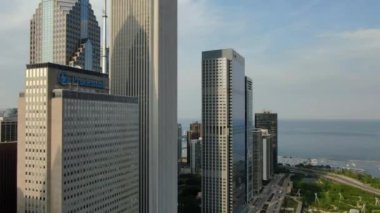 Chicago 'nun hava manzarası, Michigan Gölü' nün mavi alanına karşı Willis Kulesi de dahil olmak üzere gökdelenlerden oluşan canlı bir siluet sergiliyor. Şebeke benzeri sokaklar hareketli enerjiyle canlanıyor..