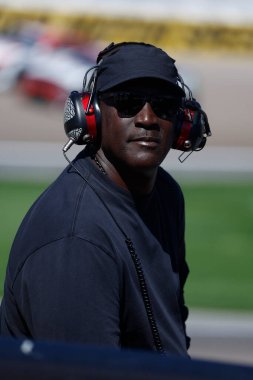 20 Ekim 2024-Las Vegas, NV; NASCAR Cup Serisi takım sahibi, MICHAEL JORDAN, Las Vegas Las Vegas Motor Speedway South Point 400 için hazırlanan izliyor.