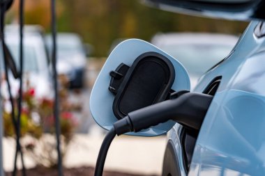 Bir elektrikli araç, sahibi işteyken şarj olur ve geri döndüklerinde tam şarjlı bir aküye izin verir. Bu ayar kolaylığı maksimize eder ve izin süresini azaltır.