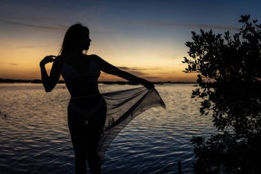 Güneş Sinanche Yucatan Meksika yakınlarındaki Meksika Körfezi 'nin üzerinden doğarken muhteşem bir Latin modeli poz veriyor.