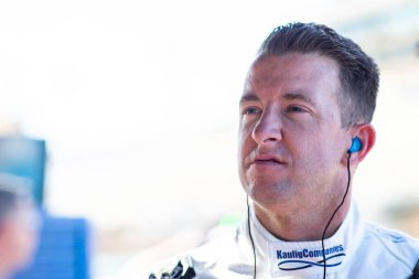 AJ ALLMENDINGER (16), Homestead Miami Speedway 'deki Homestead Miami Speedway' de düzenlenen 30. Yıllık Kredi Kartı AMEX Kredi Kartı 300 tatbikatı öncesinde çukur yolunda konuşuyor..