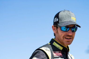 GrANT ENFINGER (9), Homestead-Miami FL 'deki Homestead-Miami Speedway' de düzenlenen 28. Yıllık Baptist Sağlık 200 tatbikatı öncesinde çukur yolundaki görüşmeler.