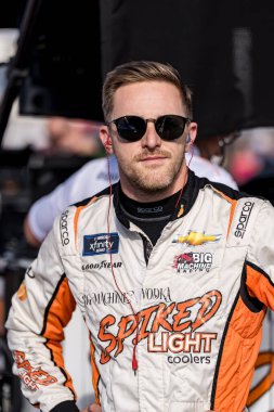 NASCAR Xfinity Serisi sürücüsü, PARKER KLIGERMAN (48), Ridgeway, VA 'daki Martinsville Speedway' de Ulusal Borç Yardım 250 için çalışmaya hazırlanıyor..