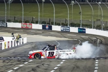 NASCAR Craftsman Truck Serisi sürücüsü, CHRISTIAN ECKES (19), Zip Buy Now için zaferini kutluyor, Ridgeway, VA Martinsville Speedway 'de daha sonra 200 ödüyordu..