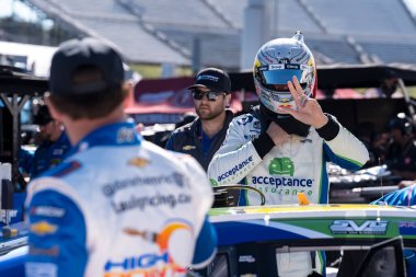 2002, 2024-Ridgeway, VA; NASCAR Cup Serisi sürücüsü, Los Gatos, CA 'dan AJ ALLMENDINGER (16), Ridgeway, VA' daki Martinsville Speedway 'de Xfinity 500 için antrenman yapmaya hazırlanıyor..