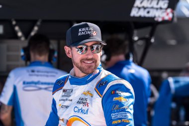 2002, 2024-Ridgeway, VA; NASCAR Cup Serisi pilotu, Kannapolis, NC 'den DANIEL HEMRIC (31), Ridgeway, VA' deki Martinsville Speedway 'de Xfinity 500 için antrenman yapmaya hazırlanıyor..