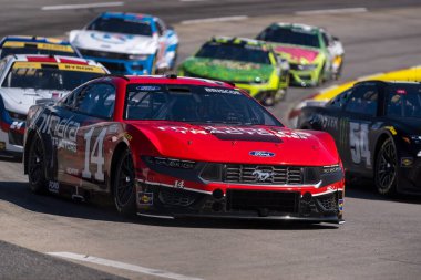 2002, 2024-Ridgeway, VA; NASCAR Cup Serisi pilotu, CHASE BRISCOE (14) Mitchell, IN 'in Xfinity 500 için Ridgeway, VA' daki Martinsville Speedway 'de yapılan antrenman sırasında dönüşler boyunca seyahat eder..