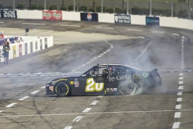 2002, 2024-Ridgeway, VA; NASCAR Xfinity Serisi sürücüsü, ARIC ALMIROLA (20), Ridgeway, VA 'deki Martinsville Speedway' de Ulusal Borç Yardım 250 yarışını kazandı..