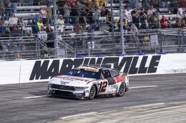 Nov 03, 2024-Ridgeway, VA; NASCAR Kupa Serisi pilotu, RYAN BLANEY (12), Ridgeway, VA 'daki Martinsville Speedway' de Xfinity 500 için zaferini kutluyor..