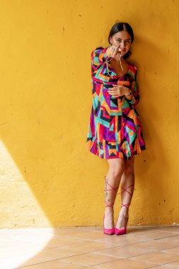 Muhteşem bir Latin model Meksika 'da yerel bir kaplıcada gününü gün ediyor.