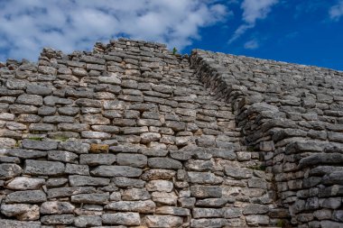 Telchac Yucatan Meksika 'daki Xcambo Maya harabeleri, antik tarihi heykellere, piramitlere ve bereketli manzaraların ortasında sergilenen zengin bir kültürel duvar halısına büyüleyici bir bakış sunuyor.