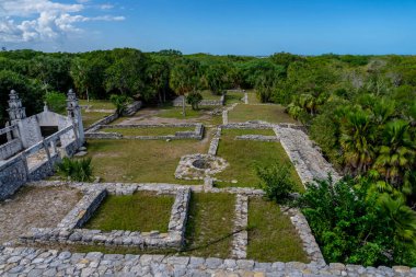 Telchac Yucatan Meksika 'daki Xcambo Maya harabeleri, antik tarihi heykellere, piramitlere ve bereketli manzaraların ortasında sergilenen zengin bir kültürel duvar halısına büyüleyici bir bakış sunuyor.
