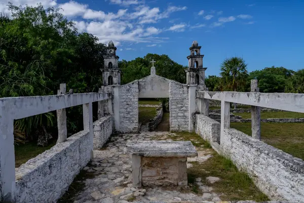 Telchac Yucatan Meksika 'daki Xcambo Maya harabeleri, antik tarihi heykellere, piramitlere ve bereketli manzaraların ortasında sergilenen zengin bir kültürel duvar halısına büyüleyici bir bakış sunuyor.